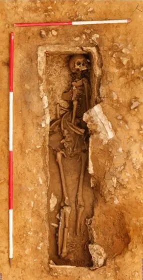 Woodsford Grave discovered, Hills Quarry Products